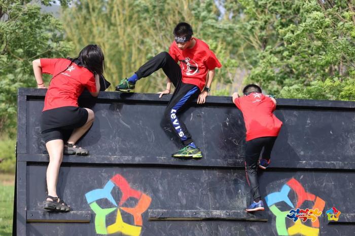 伍星东方青少年障碍跑在京开跑：小选手挑战1