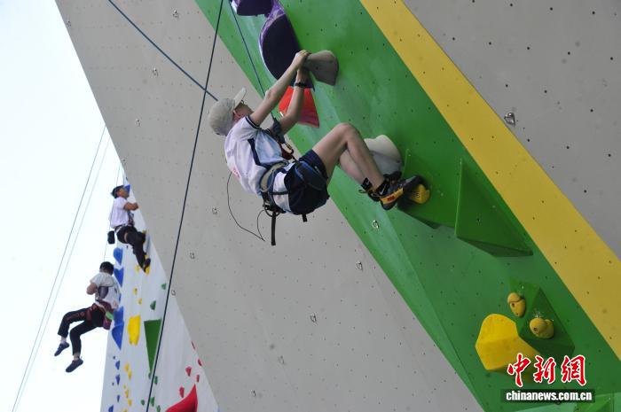 吉林视障运动员韩贵南全国残疾人攀岩锦标赛摘