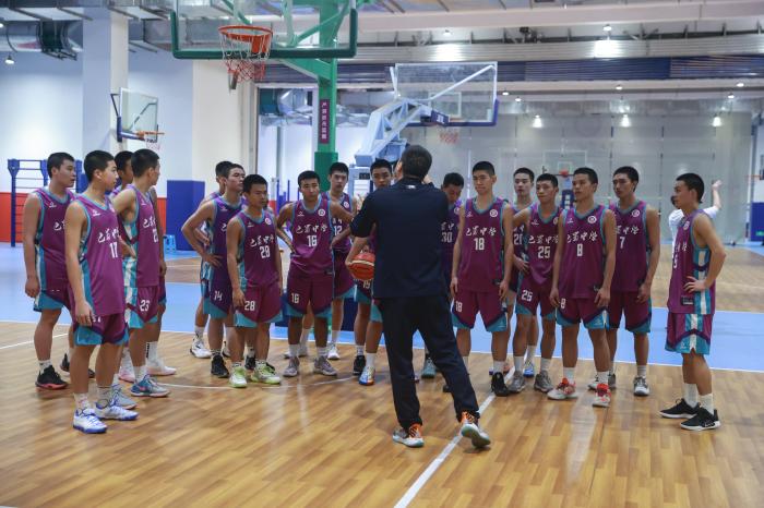 巴蜀中学体教融合新模式：退役运动员进校园助