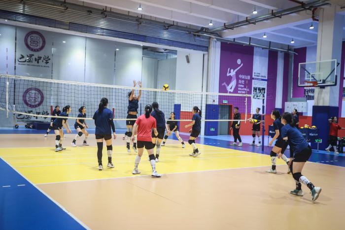 巴蜀中学体教融合新模式：退役运动员进校园助