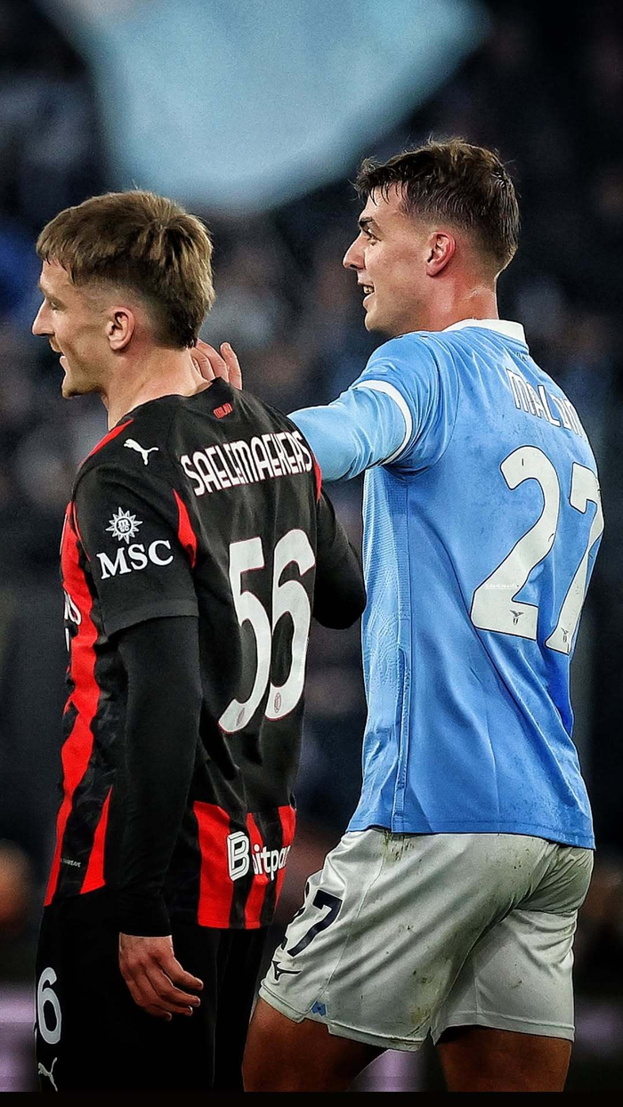 意甲赛场好友同场竞技，AC米兰球迷激情互动