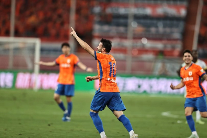 卡扎伊什维利赛季首球破大连英博防线 创泰山队